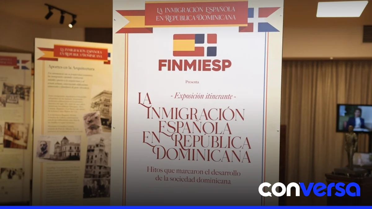 Foto de la exposición en la Casa Club del Centro Español de Santiago.