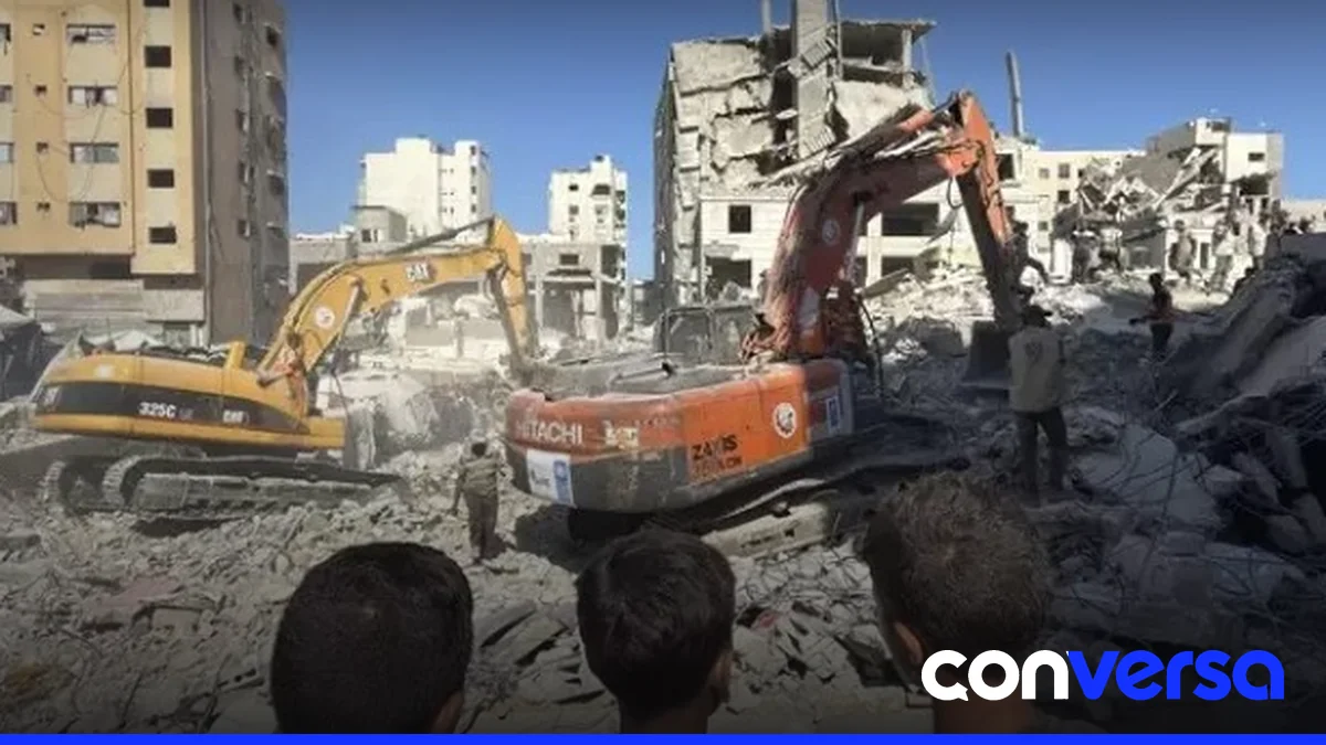 Imagen de una morgue en la Franja de Gaza donde se ve a un adulto llorando frente a la pequeña Misk Hazem al Dalu.