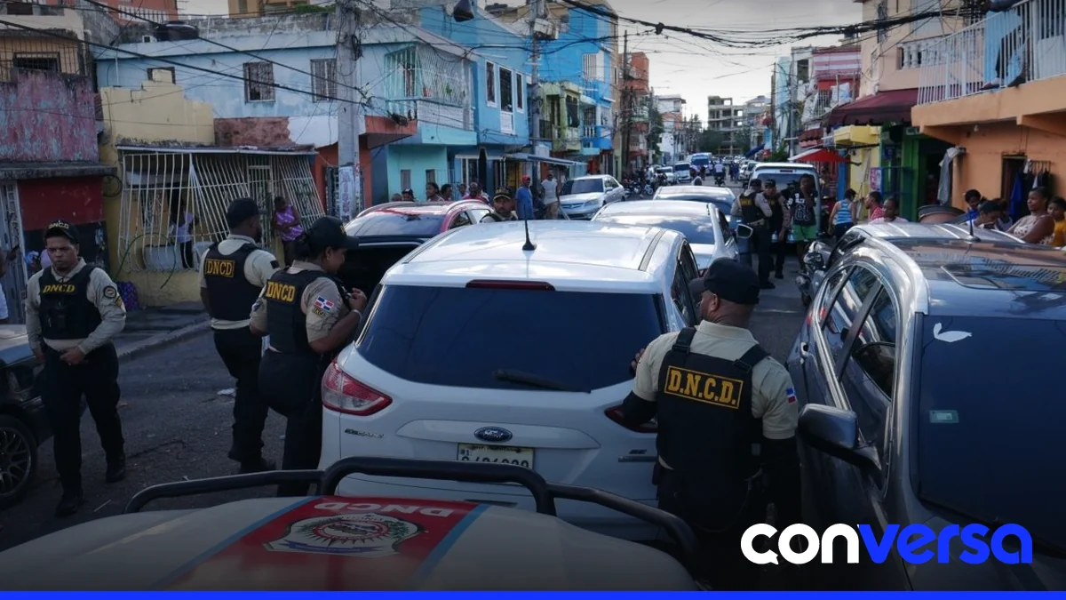 Autoridades de la DNCD y la Policía Nacional durante un allanamiento en el Distrito Nacional.