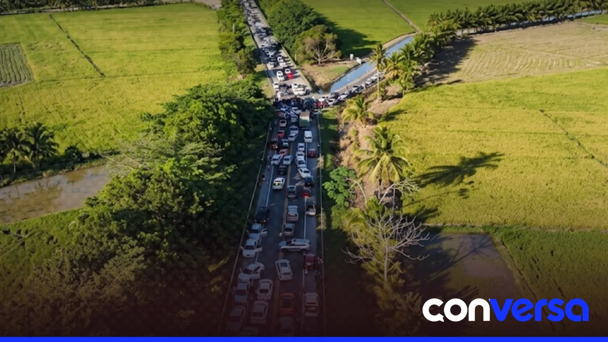 Manifestantes bloquean la autopista del Nordeste en protesta contra las importaciones de arroz.