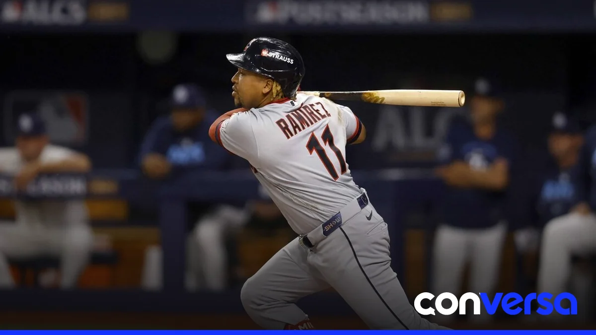 José Ramírez de los Guardianes de Cleveland en acción durante el partido contra los Rays.