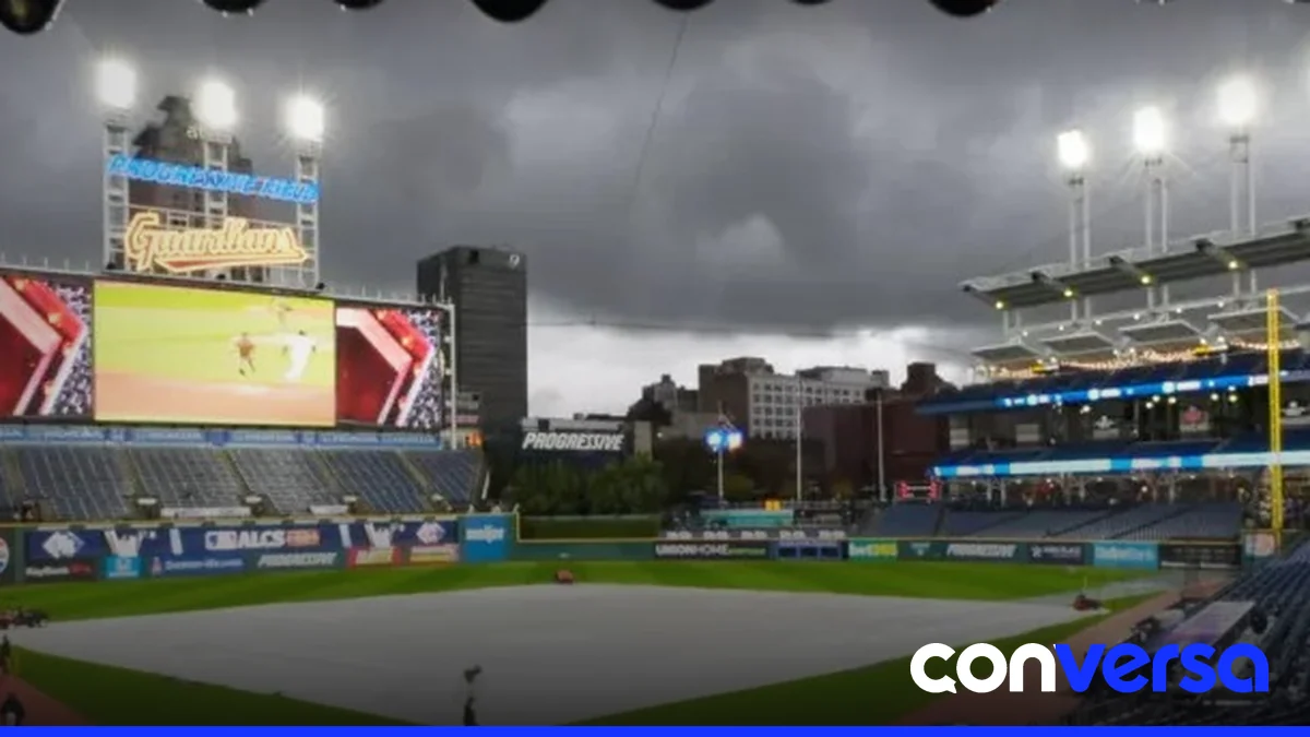 Jugadores de los Rays y los Guardianes en el campo de entrenamiento.