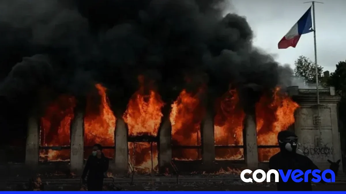 Manifestantes en París durante las protestas contra el coste de vida y la situación en las escuelas.