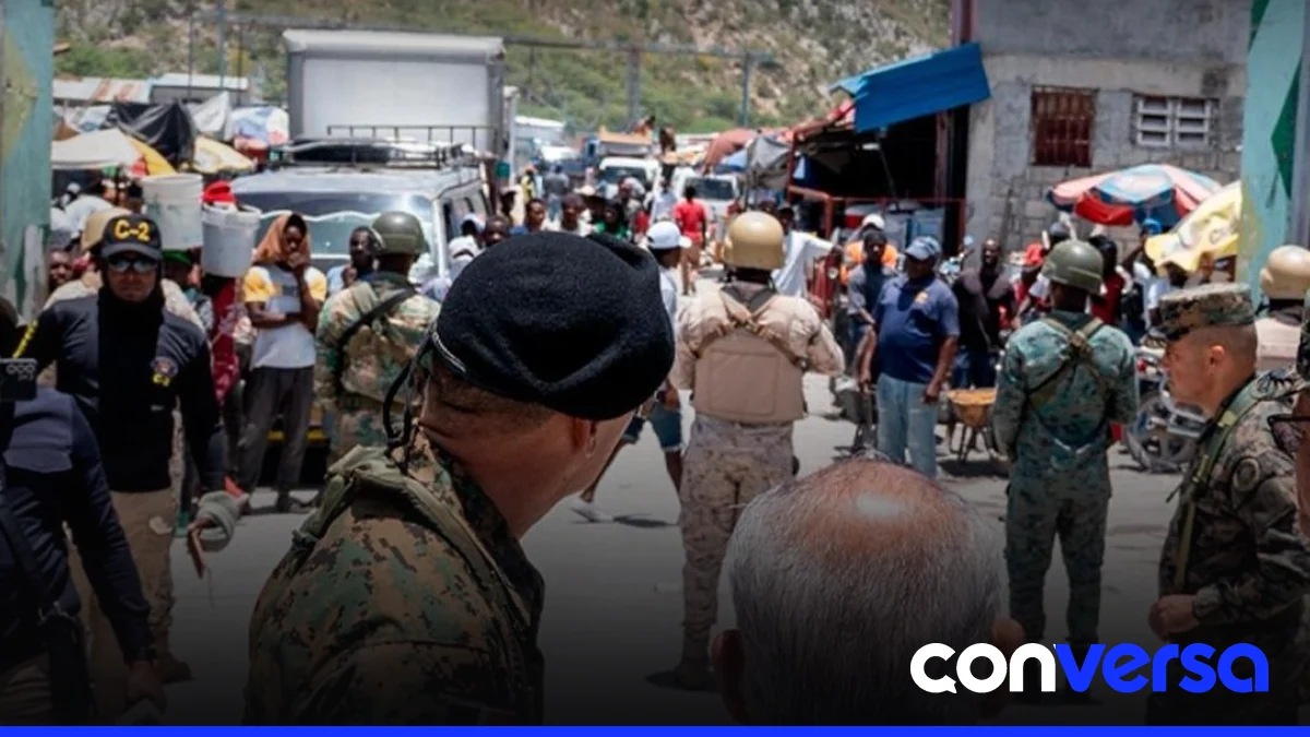 Soldados de El Salvador en un vehículo blindado en territorio haitiano.