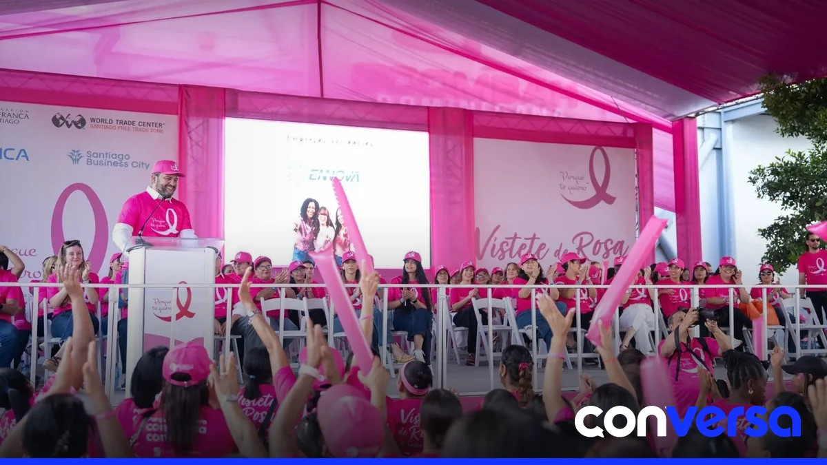Participantes en el Gran Lazo Humano durante la campaña 'Porque Te Quiero' en Santiago de los Caballeros.
