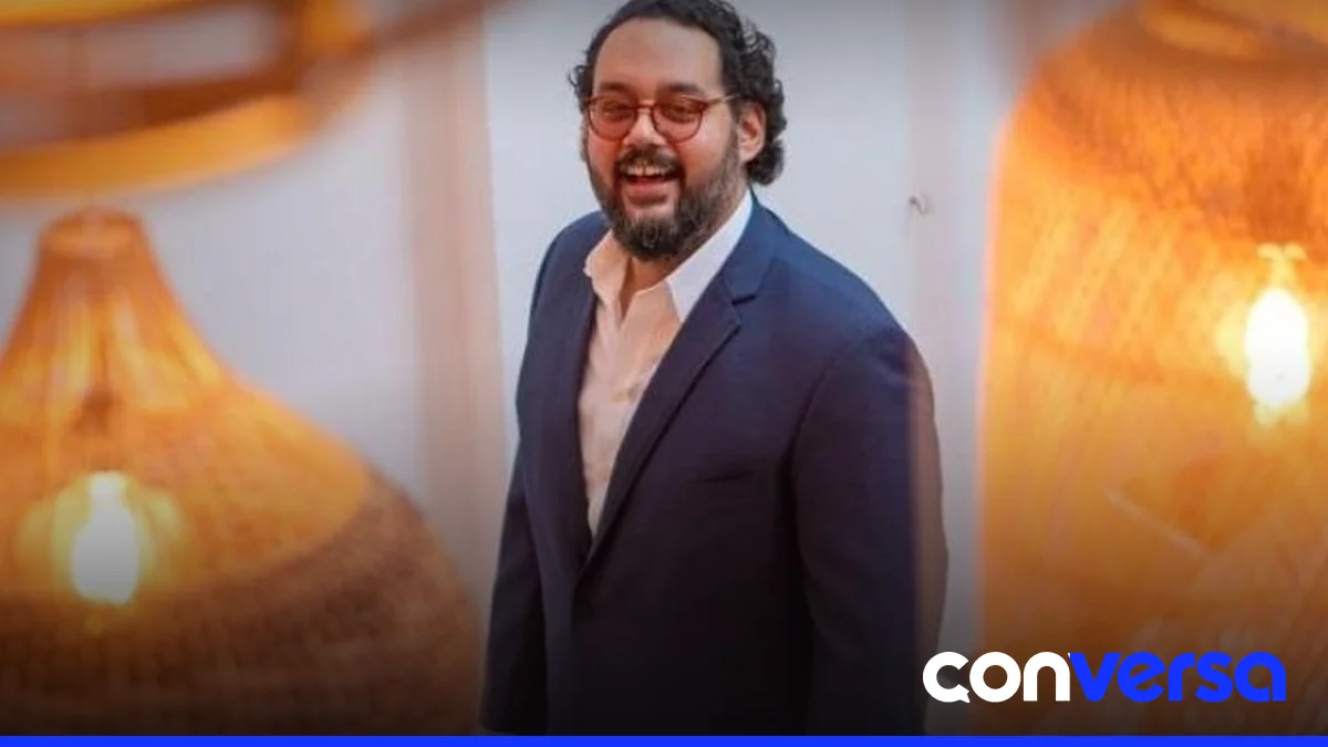 Manerra en un concierto reciente, mostrando su entusiasmo por su nominación al Latin Grammy.