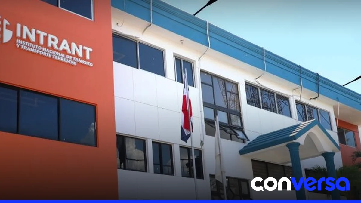 Foto del edificio del Instituto Nacional de Tránsito y Transporte Terrestre (Intrant) en Santo Domingo.