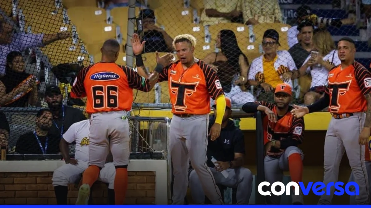 Jugadores de los Toros del Este celebran su victoria en el estadio Francisco Micheli.