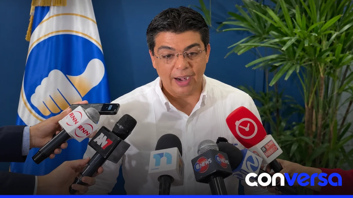 Fellito Suberví saluda a periodistas tras reunión del PRM en el Distrito Nacional.