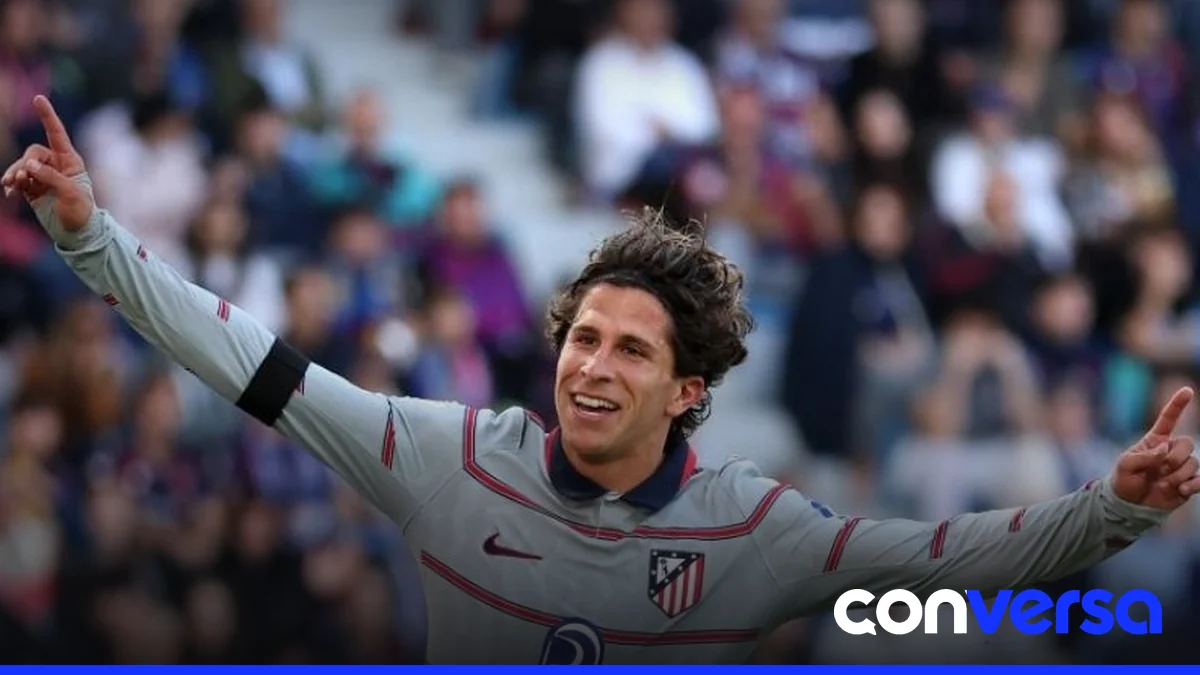 Jugadores del Atlético de Madrid celebran la victoria sobre el Levante en el partido de la Liga Española.
