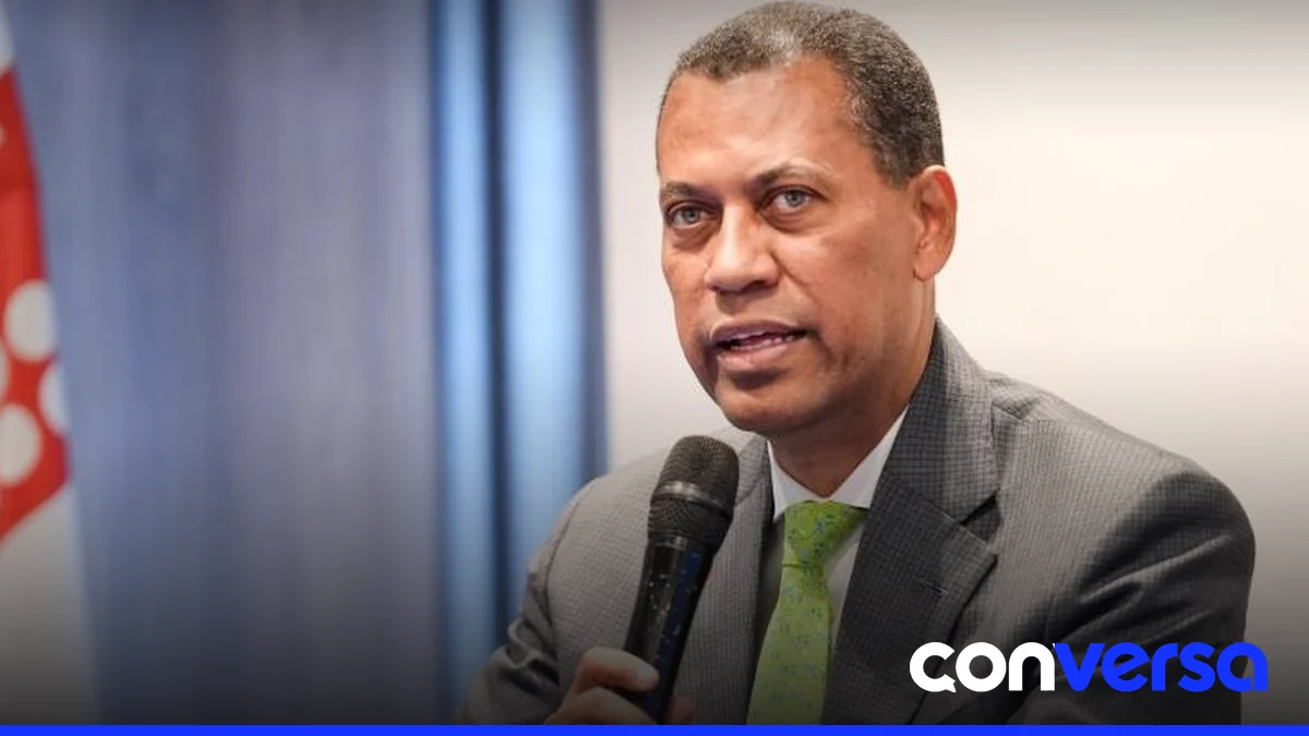 Foto del dirigente político Guido Gómez Mazara en una reunión interna del PRM.