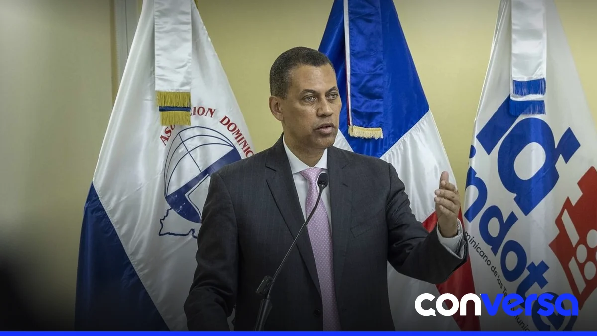 Foto del presidente del Indotel, Guido Gómez Mazara, en una conferencia en la PUCMM.