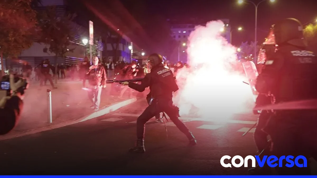 Manifestantes ultraderechistas frente al Ministerio de Transportes en Madrid.