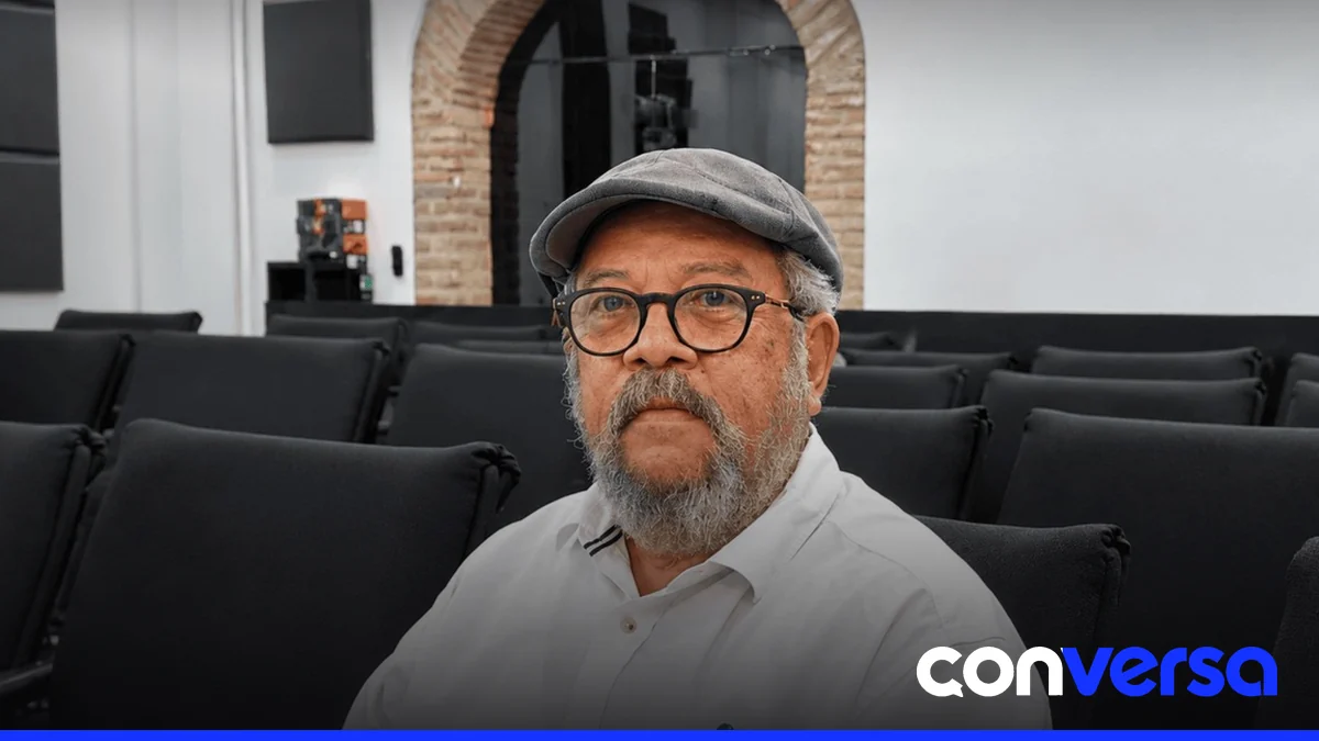 Dionisio Blanco en una exposición de su obra en una galería internacional.
