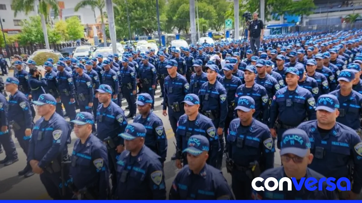 Agentes de la Policía Nacional intervienen en un conflicto vecinal en el residencial El Sembrador.
