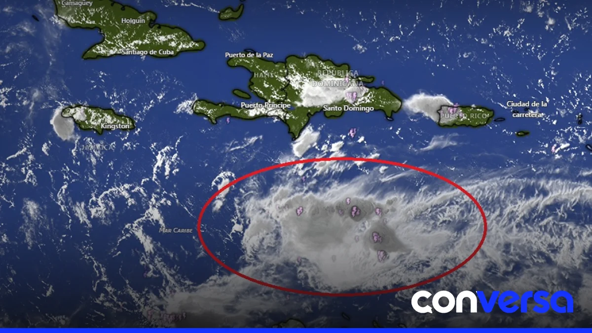 Imagen satelital mostrando la ubicación del disturbio tropical en la costa oeste de África.