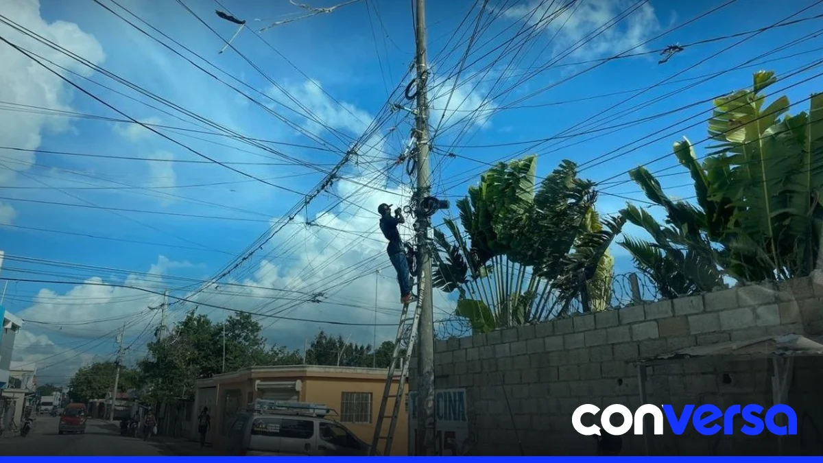 Hombre capturado en acto de conexión ilegal en una red eléctrica de EDEESTE.