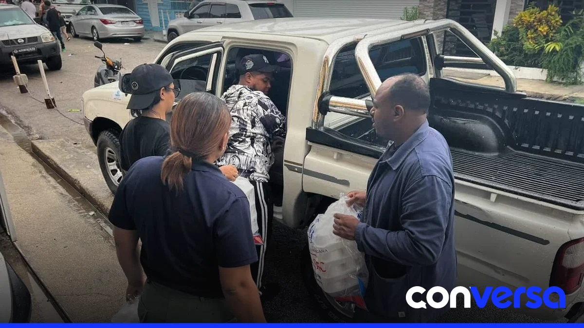 Familias reciben alimentos en un operativo de la Dasac en una zona afectada por inundaciones.