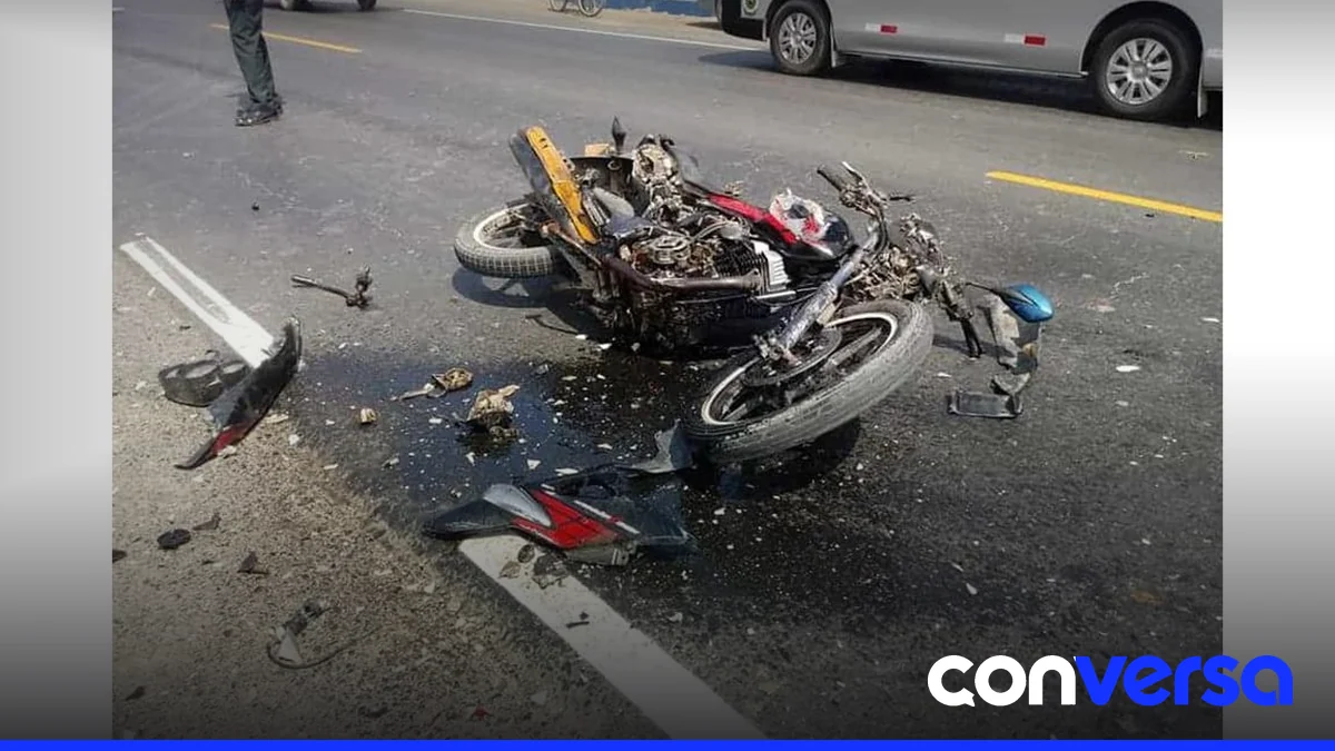 Familiares y residentes de Villarpando retiran el cuerpo de Juan Carlos Aybar del lugar del accidente.
