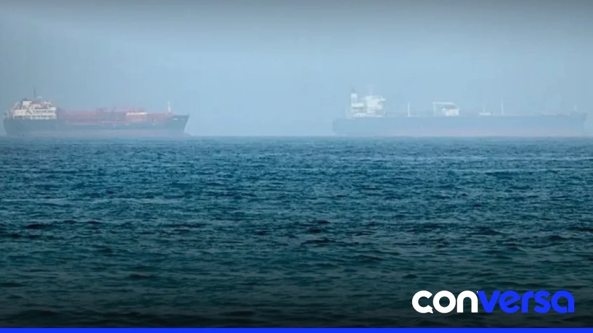 Imagen de un buque en el estrecho de Ormuz, zona estratégica de tránsito marítimo.