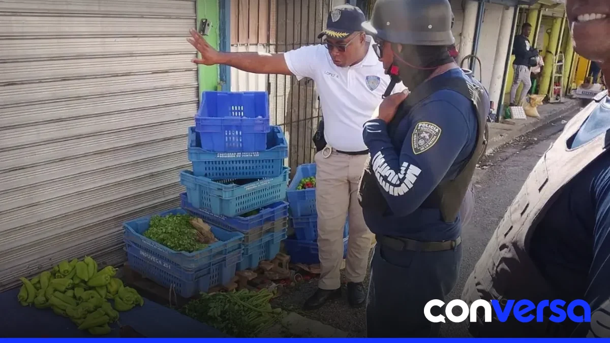 Imagen de una acera ocupada por puestos informales en Barahona.