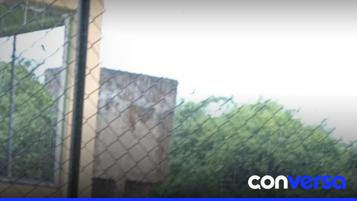Imagen de un centro educativo afectado por las lluvias.