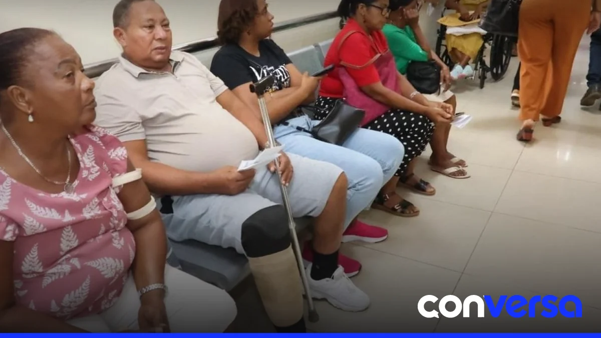 Pacientes esperan en una sala de consulta de un hospital durante el paro médico.