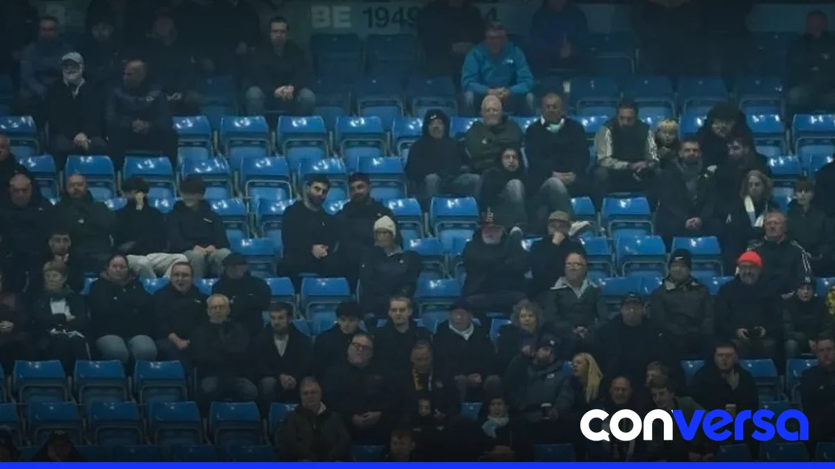Imagen del Etihad Stadium con pocos aficionados en el partido contra el AEK Atenas.