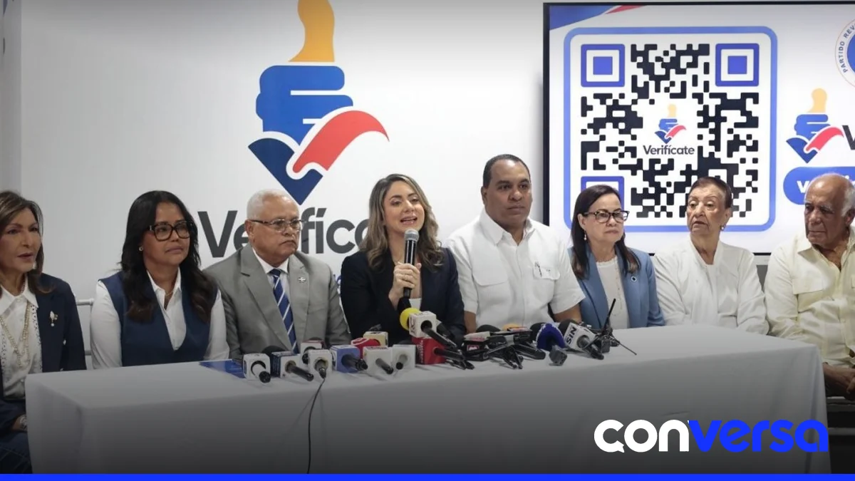 Militantes del PRM participan en una jornada de inscripción y verificación.