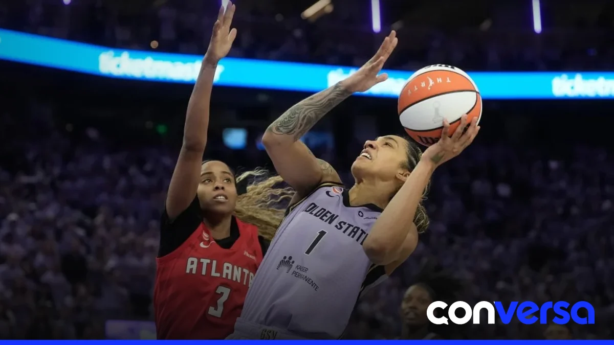 Jugadores de las Valkyries celebran la victoria en el primer partido de las Finales de la WNBA.
