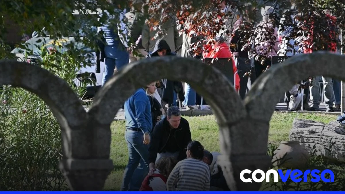Familiares de víctimas esperan en la morgue de Toledo la identificación de sus seres queridos.