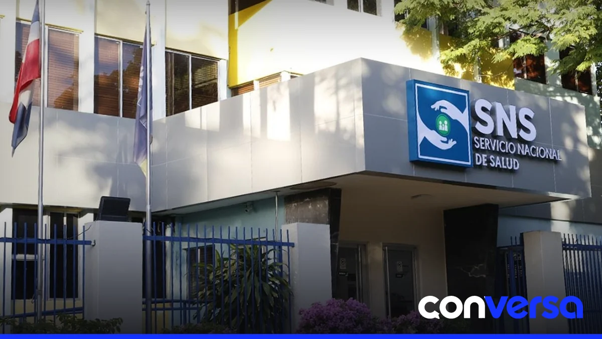 Imagen de un hospital con áreas de atención médica y equipos modernos.