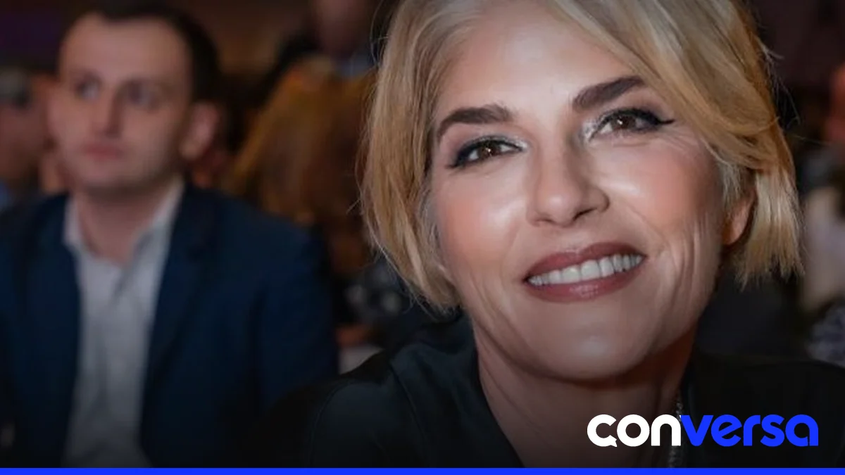Selma Blair, actriz estadounidense, fue citada judicialmente por presuntas agresiones ocurridas a bordo de un vuelo.