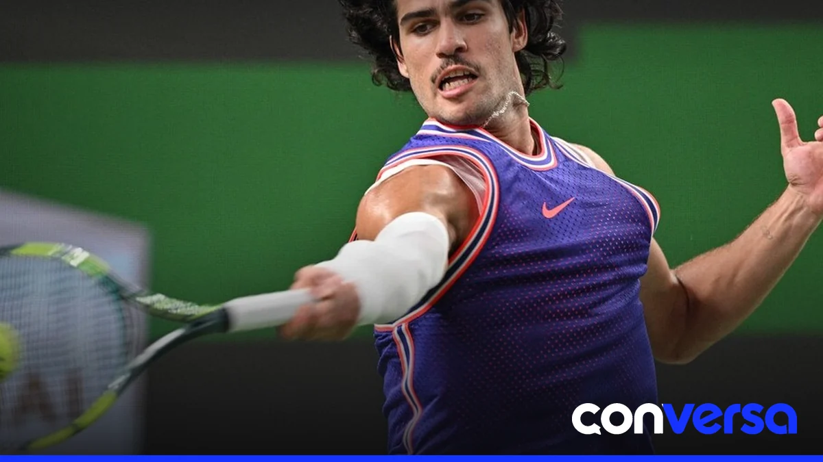 Carlos Alcaraz en un partido reciente en el circuito ATP.
