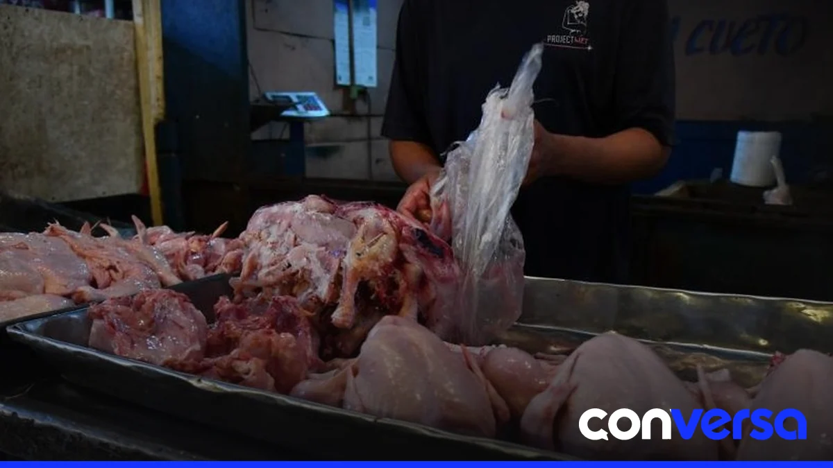 Comerciantes en el mercado de la Duarte ofrecen pollo a RD$75 la libra.