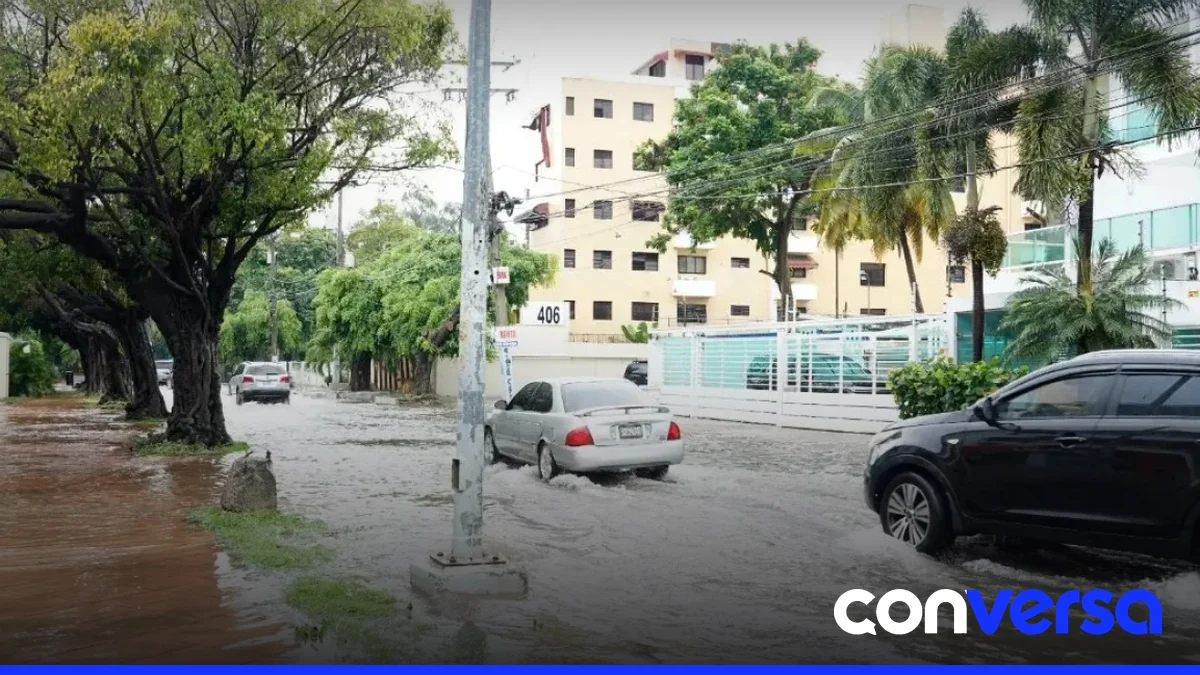 Familias preparando mochilas de emergencia en Santo Domingo.