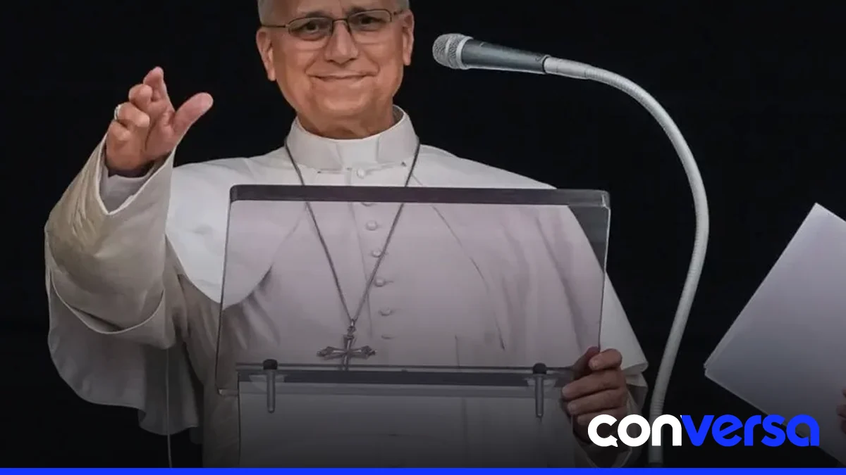 Papa León XIV saludando a los fieles durante el rezo del ángelus en el Vaticano.