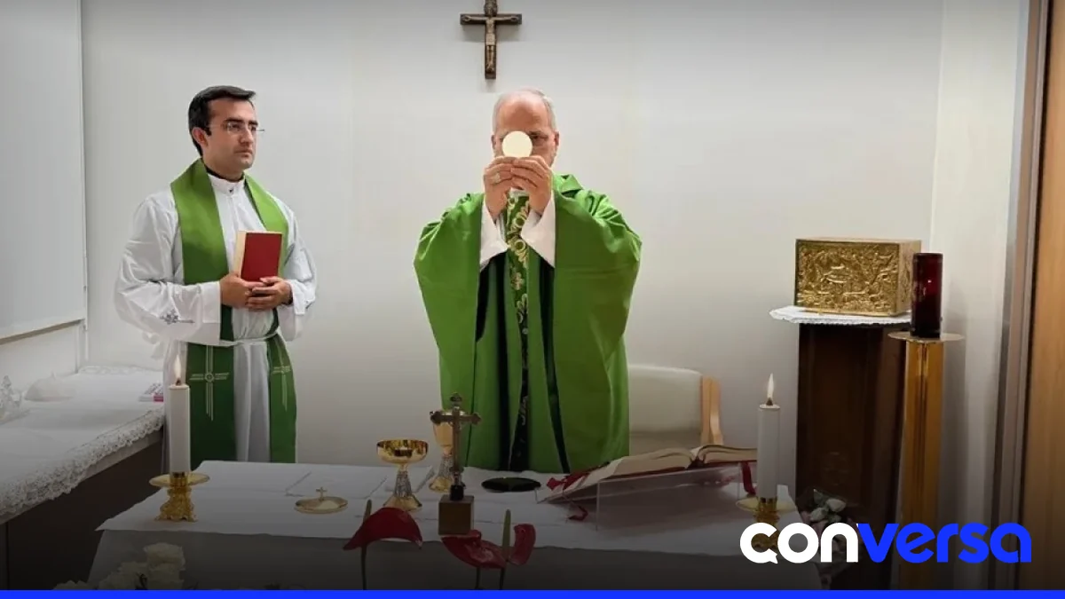 El papa León XIV oficiando misa en el Hospital Gemelli de Roma tras su operación.