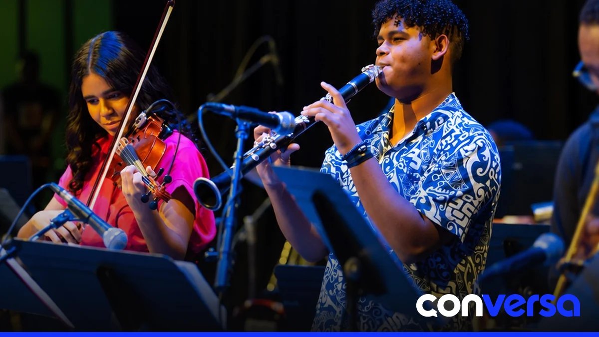 Jóvenes músicos dominicanos participan en talleres de formación musical en Santo Domingo.