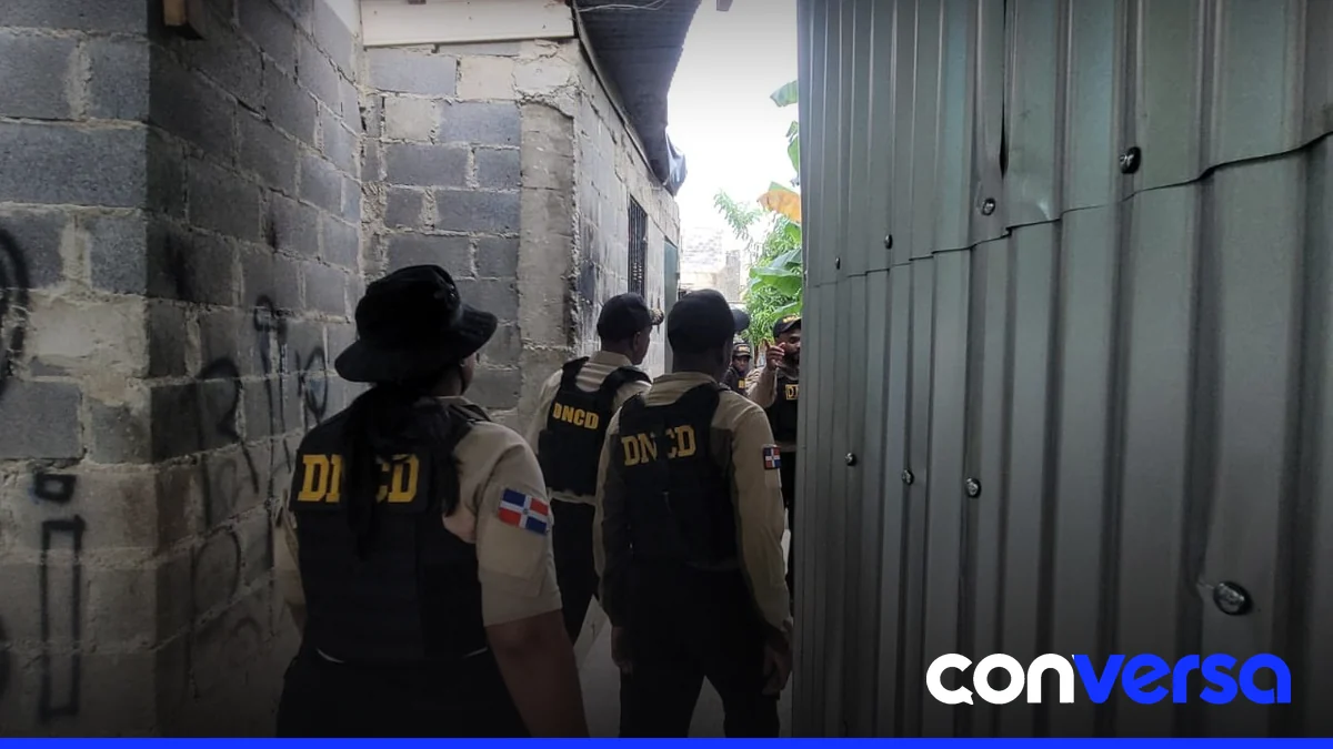 Agentes de la DNCD durante una operación en el municipio de Pedro Brand.