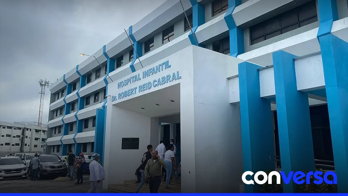 Imagen del Hospital Pediátrico Dr. Robert Reid Cabral con pacientes y personal médico.