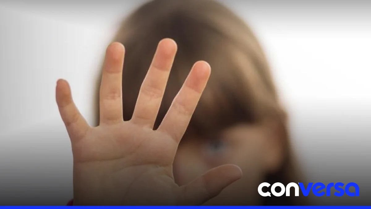Niños y niñas en un hogar familiar, reflejando la situación de la violencia en la crianza.