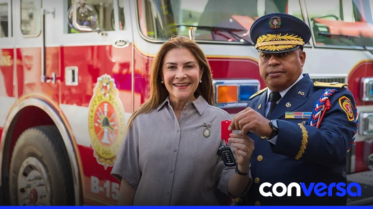 Imagen de la entrega de camiones al Cuerpo de Bomberos del Distrito Nacional.