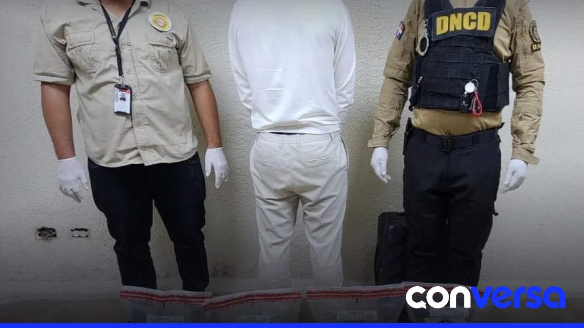Autoridades de la DNCD en el Aeropuerto Internacional de Punta Cana durante la detención del ciudadano español.