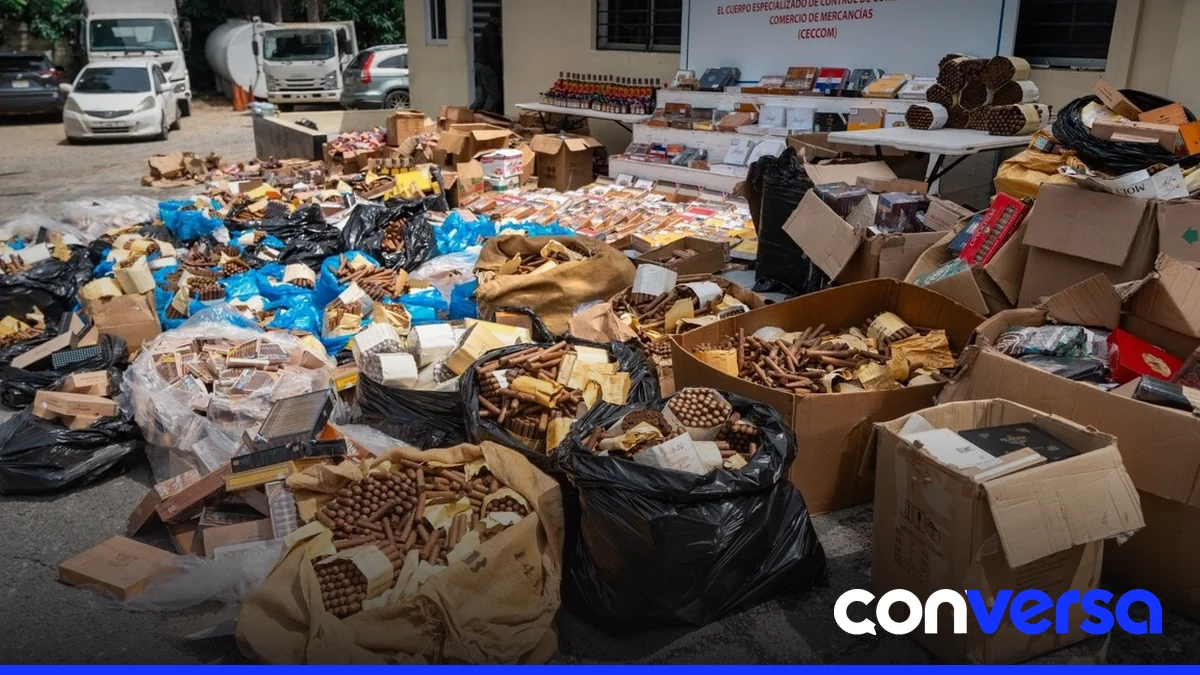 Agentes de control de comercio incautando mercancía en establecimientos de La Altagracia.