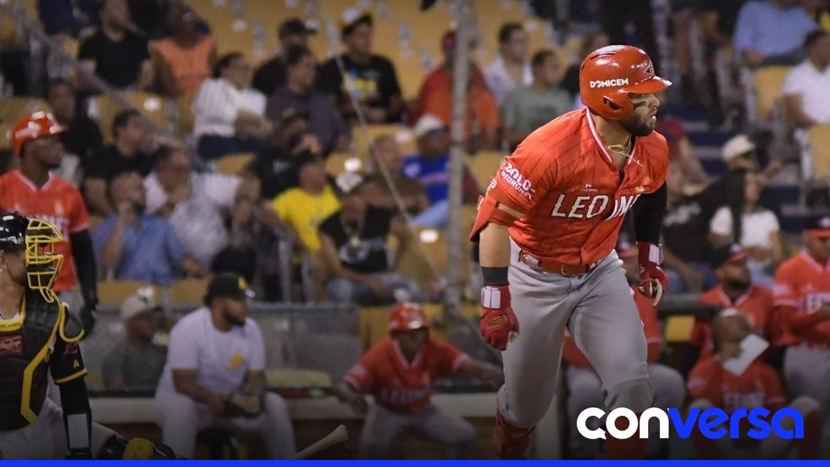 Jugadores de los Leones del Escogido celebran la victoria en el Estadio Cibao.