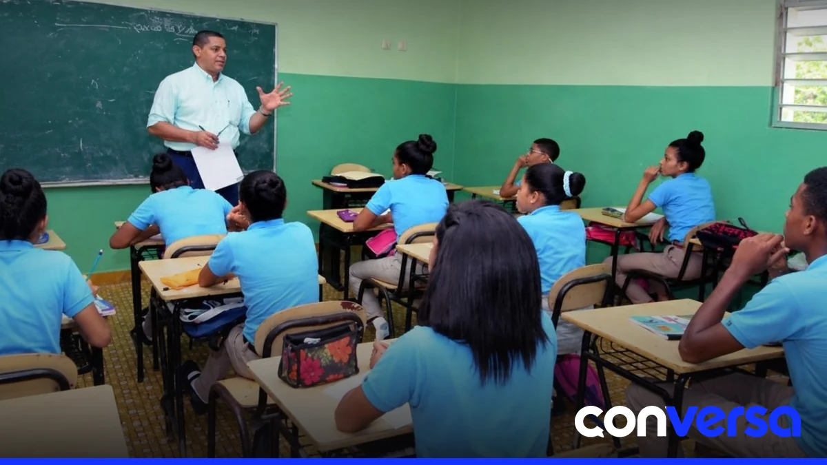 Estudiantes y docentes en una escuela pública durante la suspensión de clases por condiciones climáticas.