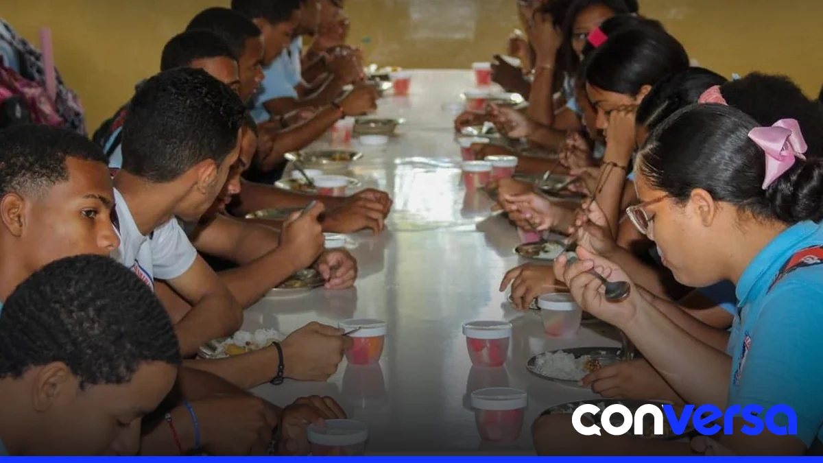 Residentes de Enriquillo protestan frente a una escuela por la distribución de alimentos escolares.