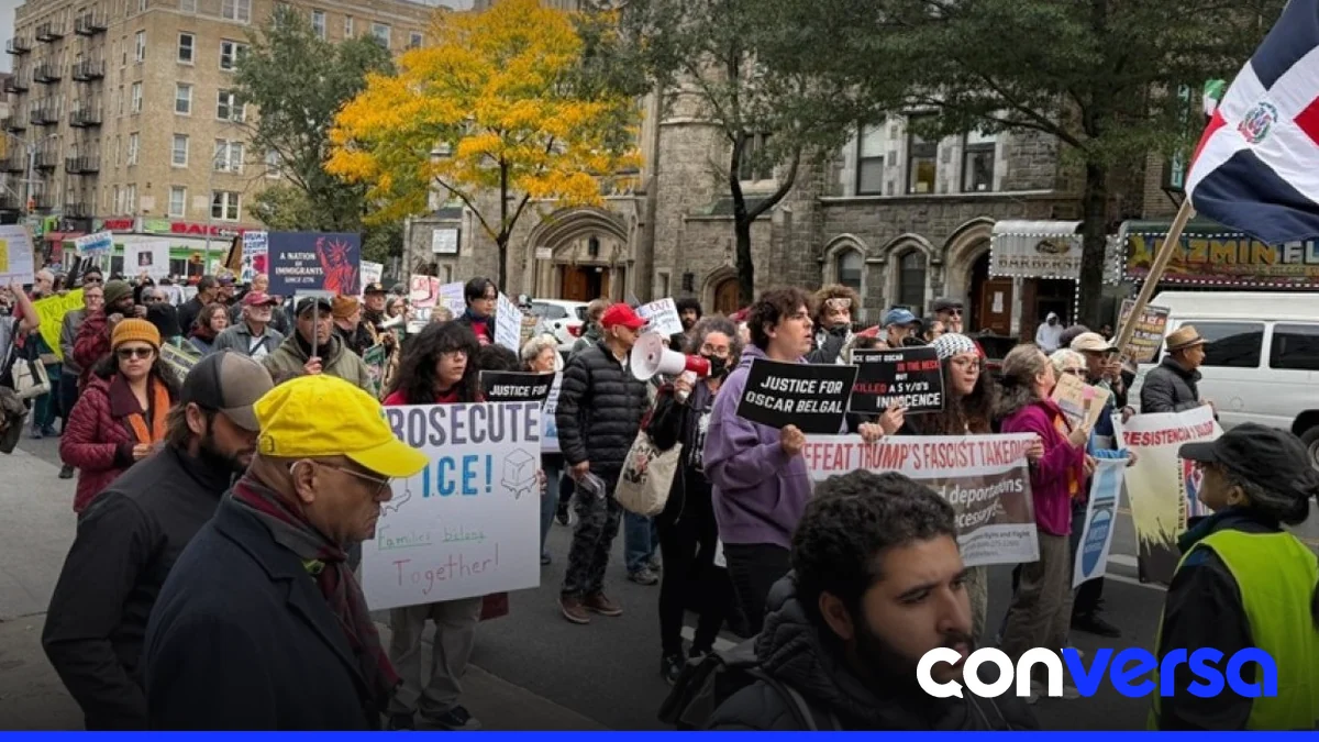 Manifestantes marchan en el Alto Manhattan en protesta contra la presencia de ICE.