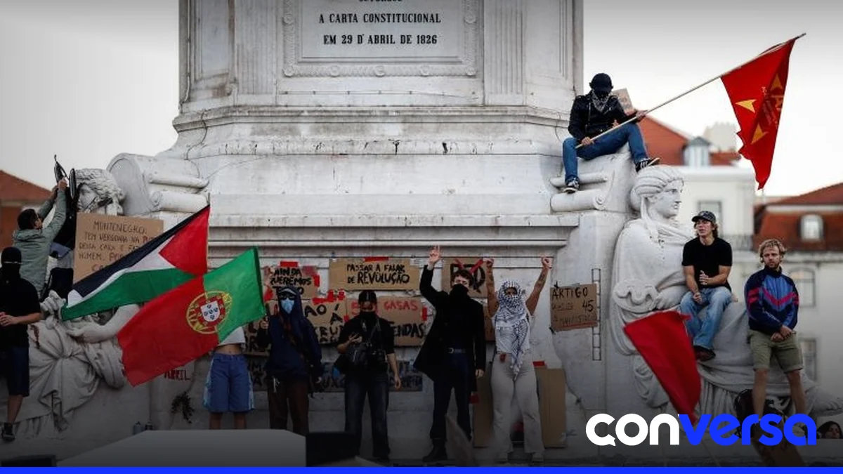 Manifestantes en la plaza Rossio de Lisboa durante una protesta contra el costo de vida y la vivienda.